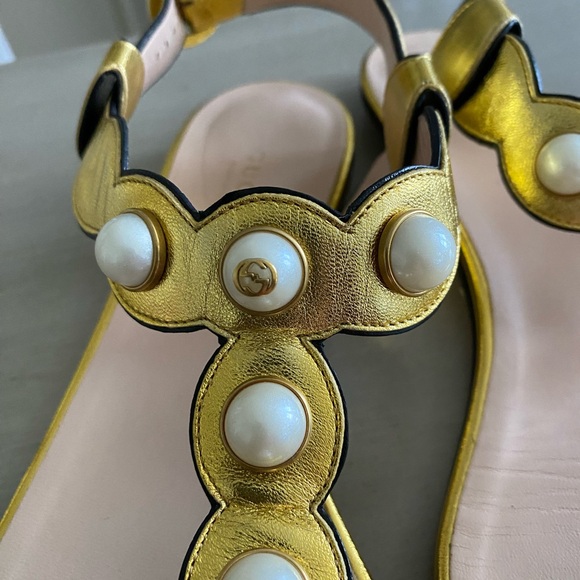 GUCCI Gucci Gold Scalloped Leather Faux Pearl Embellished Thong Flat Sandals - Picture 4 of 8